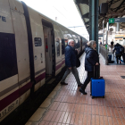Usuarios se apean de un AVE en la estación de Valladolid. J. M. LOSTAU