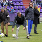 Miguel Ángel Portugal se agacha para recoger un balón y devolverlo al campo.-Pablo Requejo
