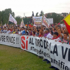 La manifestación en su llegada a la rotonda junto a la Vega.-E.M.