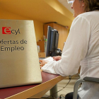 Una mujer espera turno en la oficina del ECYL de Poniente, en Valladolid.-PABLO REQUEJO