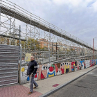 Pasarela peatonal construida por la operadora Adif sobre las vías del tren a su paso por La Pilarica-Pablo Requejo