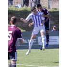 Miguel intenta cabecear el balón ante un rival.-MIGUEL ÁNGEL SANTOS