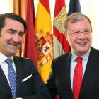 El consejero de Fomento y Medio Ambiente, Juan Carlos Suárez-Quiñones, mantiene un encuentro con el alcalde de León, Antonio Silván-ICAL