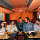 El candidato del PSOE a la Presidencia de la Junta, Luis Tudanca, junto estudiantes de periodismo que han realizado el trayecto hasta Tordesillas con la caravana dentro de la iniciativa #sobrerruedas-ICAL