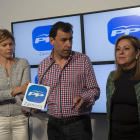 La candidata a la alcaldía, Clara San Damian, el presidente del PP, Fernando Martinez Maillo, y la candidata a las cortes, Rosa Valdeón, analizan los resultados de las elecciones-Ical