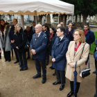 Jesús Julio Carnero junto a miembros de la corporación municipal en el cementerio. E.M.