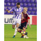 Joan Jordán se lleva el balón con elegancia ante Javi Hervás.-J.M.LOSTAU