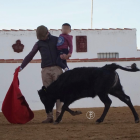 Tentadero en Alaejos en el que un adulto toreó con un niño en brazos.- FACEBOOK FOTOGRAFÍA JUANES