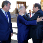 Javier Amoedo y Juan Vicente Herrera se saludan en presencia del alcalde de León, Antonio Silván.-ICAL