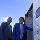 El ministro José Luis Ábalos y el presidente de la Junta, Alfonso Fernández Mañueco, en el momento de subir al tren para realizar el recorrido de seguridad-ICAL