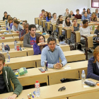 Estudiantes de la Universidad de Valladolid ante uno de los exámenes.-J. M. LOSTAU