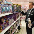 Un empleado de El Corte Inglés muestra algunos juguetes en Valladolid.- J. M. LOSTAU
