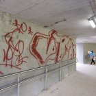 Pintadas en el túnel bajo la vía de la calle Andrómeda.- J. M. LOSTAU