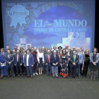 Los premiados posan en la foto de familia con las autoridades.-