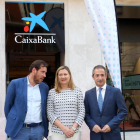 La consejera de Economía y Hacienda, Pilar del Olmo, y el alcalde de Valladolid, Óscar Puente, durante la inauguración de la nueva oficina 'A Valladolid' de CaixaBank-ICAL