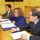 El secretario del Ayuntamiento. Valentín Merino, Charo Chavez (Sí Se Puede) y el socialista Pedro Herrero.-E. M.