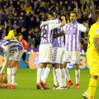 Los jugadores del Real Valladolid celebran el gol de Míchel al Girona en el partido disputado en Zorrilla.-PABLO REQUEJO