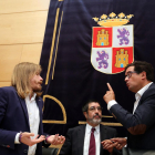 El exsecretario general del PSOE de Castilla y León Óscar López, conversa con el portavoz del Grupo Parlamentario de Podemos, Pablo Fernández, tras comparecer en la Comisión de Investigación de las Cajas de Ahorro.-RUBÉN CACHO / ICAL