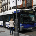 Autobús hacia La Overuela en la parada de Fuente Dorada. | E. M.