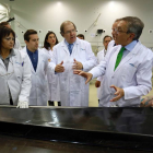 El presidente de la Junta de Castilla y León, Juan Vicente Herrera, visita la compañía Aciturri. Junto a él, el presidente del grupo Aciturri, Ginés Clemente-Ical