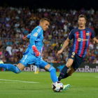 Masip despeja ante la mirada de Lewandowski en el partido en Barcelona / LA LIGA