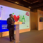 El presidente de la Diputación de Ávila, Jesús Manuel Sánchez Cabrera, presenta en Fitur la nueva ‘app’ turística de la institución.-EM