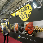 Expositor de Castilla y León encabezado por la marca Tierra de Sabor, identificativa de los productos de la Comunidad.-ICAL