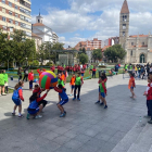 Una imagen de las actividades desarrolladas en el Portugalete a los pies de la catedral en el IX Día de la Educación Física en la calle. / G. VELASCO