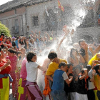 Un grupo de vecinos disfruta del pistoletazo de salida de las fiestas.-El Mundo