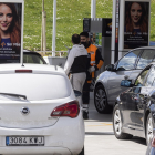 Colas de vehículos en una gasolinera de Valladolid para repostar combustible en el primer día de aplicación del descuento de 20 céntimos por litro.- PHOTOGENIC