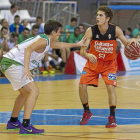 La perla de la cantera del Valencia Basket, Pablo Pérez, protege el balón anye un contrario.-El Mundo