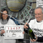 Carlos Manso, dueño de la Administración de Lotería de Boñar, celebra el primer premio de la Lotería de Navidad, 13.437-EFE