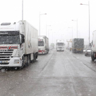 Camiones estacionados en el polígono industrial de Onzonilla (León) a la espera de la apertura de la autopista hacia Asturias AP-66-Ical