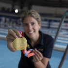 La entrenadora Laura López Valle muestra en la piscina de Parquesol una medalla de oro lograda en el pasado Europeo en Funchal.PHOTOGENIC