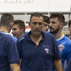 El cuerpo técnico del Recoletas cabizbajo tras la derrota encajada en Huesca. / EL MUNDO