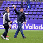 Sergio González saluda a la afición tras la derrota del domingo contra el Sevilla. Sergio González saluda a la afición tras la derrota del domingo contra el Sevilla.-MIGUEL ÁNGEL SANTOS