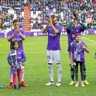 Nayara, Eva, Laura y Lara posan junto a Mata, Luismi, Deivid, Masip y Moyano antes del partido.-J. M. LOSTAU