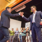 El secretario autonómico del PSOE, Luis Tudanca  y el líder nacional del partido, Pedro Sánchez, se saludan en Valladolid-Miguel Ángel Santos