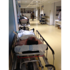Pacientes hacinados esta semana en los pasillos del servicio de urgencias del Hospital Clínico de Valladolid.-E.M.