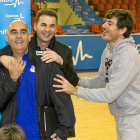 Raúl González abraza a Pastor durante un 'clinic' que ambos ofrecieron en Valladolid la pasada Navidad-Pablo Requejo