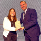 José Ángel Torres, director de zona de Bankia, entrega el premio a Beatriz Ramis.-J. M. LOSTAU
