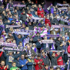 Aficionados del Real Valladolid en las gradas de Zorrilla durante un partido de la pasada temporada.-J. M. LOSTAU