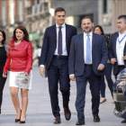 Sánchez llega al Congreso junto a sus principales colaboradores, este viernes.-JOSÉ LUIS ROCA