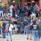 Un grupo de estudiantes espera en la puerta del aulario de Valladolid para realizar las pruebas de acceso a la universidad-Pablo Requejo