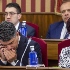 Marañón habla por teléfono durante el Pleno de Investidura. Detras a la derecha uno de los ediles de Vox.-SANTI OTERO