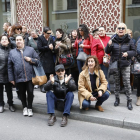 Trabajadores de la hostelría en las puertas del Serla-J.M. LOSTAU