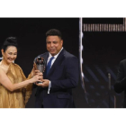 Ronaldo entrega a título póstumo un premio a la viuda de Pelé  en la Gala  The Best’ de la FIFA en presencia de Infantino.EM