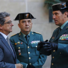El delegado del Gobierno, Enric Millo, habla con el coronel José Aledo Andreu y el general Ángel Gozalo Martín, en la comandancia de la Guardia Civil, este miércoles.-ALEJANDRO GARCIA