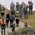 Momento en el que los servicios funerarios, policiales y de Bomberos retiran el cuerpo de la paya de Ribadeo.-EL PROGRESO