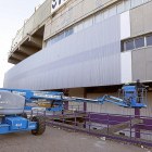 Colocación de paneles, ayer, en la fachada del estadio Zorrilla.-J.M.LOSTAU